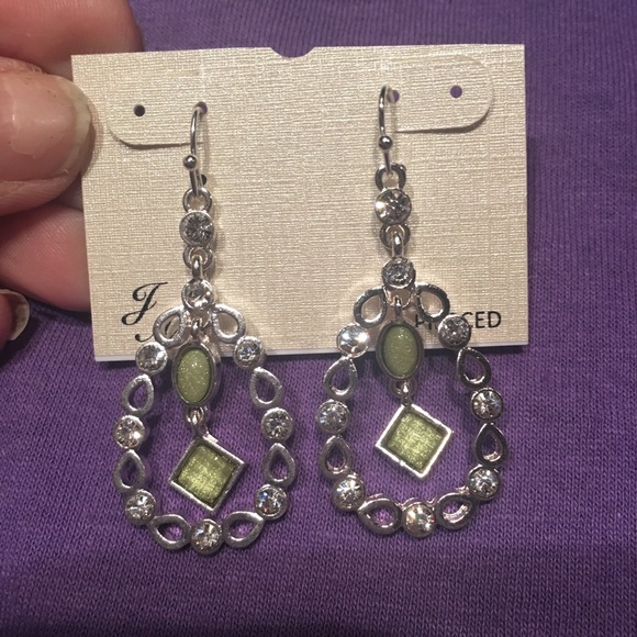 🆕Silver w green stones Oval dangle earrings NWT - Picture 2 of 8